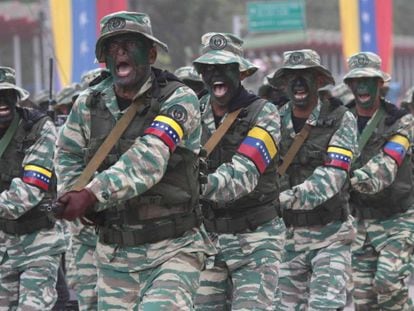 Fotografía cedida por la Agencia Venezolana de Noticias de un desfile militar para conmemorar la independencia de Venezuela el 5 de julio de 2017.