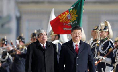 El presidente del parlamento portugués, Ferro Rodrigues, con el presidente de China, Xi Jinping.