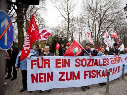 Manifestantes en el Reichstag alemán. La pancarta que sostienen dice: "Queremos una Europa social. ¡No al pacto fiscal europeo!"