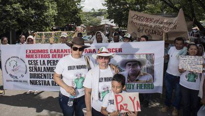Marina Arias, junto su hija y su nieto en el homenaje realizado en diciembre pasado en San Vicente del Caguán a su esposo Erley Monroy, asesinado.