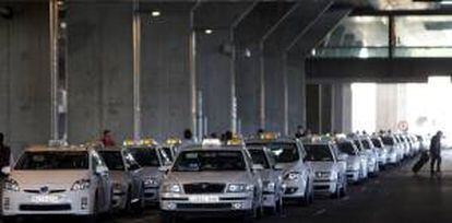 Parada de taxis en la terminal 4 del aeropuerto de Barajas, durante una huelga general. EFE/Archivo