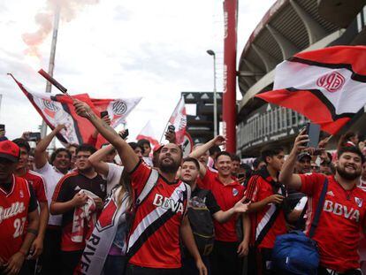 Hinchas de River siguen la final de la copa Libertadores contra contra Boca desde el Monumental.