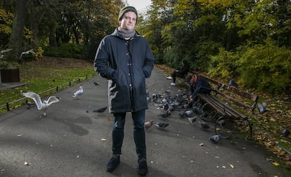 Mark O’Connell fotografiado en el parque St. Stephen’s, en Dublín.