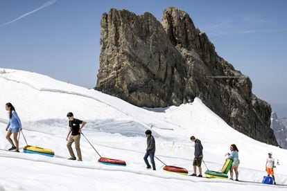 Los turistas disfrutan este miércoles de temperaturas veraniegas en la montaña Titlis, en Engelberg, Suiza.