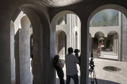 Filmació d'una desfilada a l'Espai XC Xavier Corberó, a Esplugues de Llobregat.