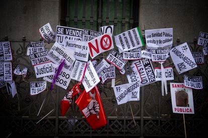 Carteles de la manifestación en defensa de la sanidad pública en Madrid, el pasado 12 de febrero.