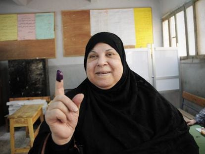 Una mujer muestra su dedo despu&eacute;s de votar en las elecciones en Giza (Egipto).
