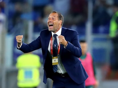 John van't Schip dirige un partido de Grecia.