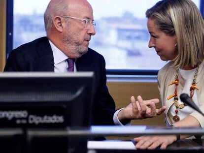 El expresidente del Banco Popular Emilio Saracho conversa con la presidenta de la comisión, Ana Oramas, durante su comparecencia ante la Comisión del Congreso que investiga la crisis financiera y el rescate bancario. 