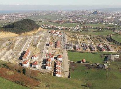 Urbanización de 400 viviendas en el Alto del Cuco (Piélagos), paralizada por el Tribunal Superior de Justicia de Cantabria el año pasado.