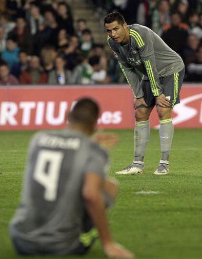 Cristiano Ronaldo y Benzema en el campo del Betis.