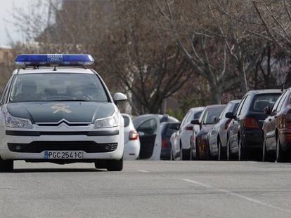 Un coche patrulla de la Guardia Civil en Majadahonda (Madrid).