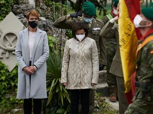 La presidenta del Gobierno de Navarra, María Chivite, a la izquierda, y la ministra de Defensa, Margarita Robles, durante el homenaje al cabo fallecido tras vacunarse con AstraZeneca. En vídeo, Robles defiende la importancia de la vacunación.