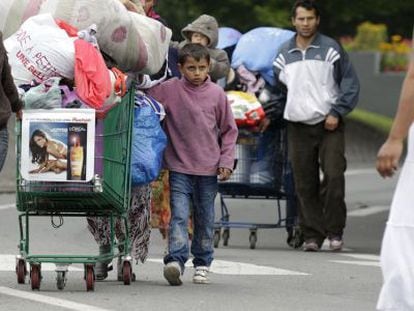 Familias gitanas abandonan un campo ilegal en el norte de Francia, en 2012.