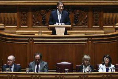 El primer ministro portugués, Pedro Passos Coelho (arriba), ofrece un discurso durante el debate sobre los presupuestos del Estado para 2014 en el Parlamento de Lisboa (Portugal). EFE/Archivo