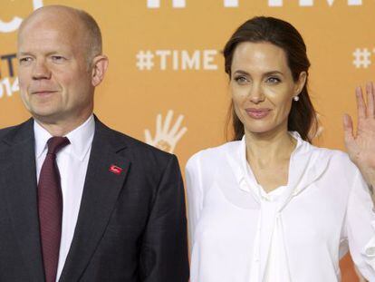 El exministro brit&aacute;nico William Hague y la actriz Angelina Jolie, en junio.