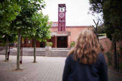 M., una víctima de abusos en la Iglesia, posa delante del colegio de jesuitas en Logroño.