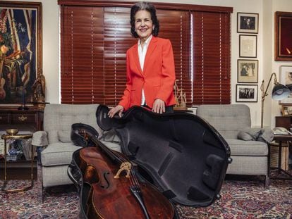 Marta Casals amb el 'cello' del seu espòs, Pau Casals a la seva casa de Washington.