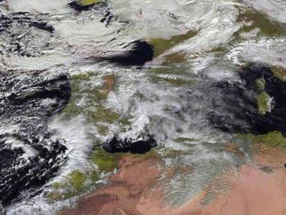 La Agencia Estatal de Meteorología prevé este domingo, viento fuerte con lluvias localmente persistentes en Andalucíal.