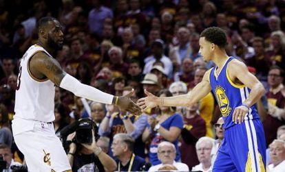 LeBron saluda a Curry, en la final de la NBA.