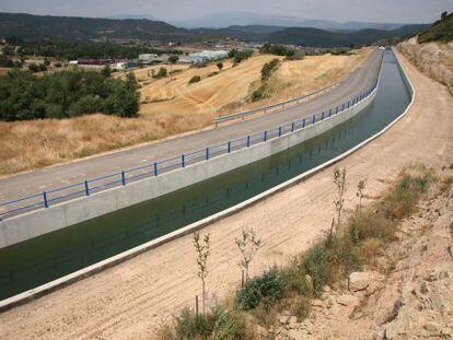 El canal Segarra-Garrigues a su paso por las cercan&iacute;as de Ponts, Noguera.