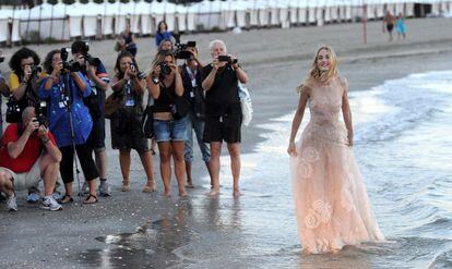 La modelo y actriz italiana Eva Riccobono posa para los fotógrafos en la Playa de Lido, Venecia. Riccobono presentará la ceremonia de inauguración del festival que se celebra del 28 de agosto al 7 de septiembre.
