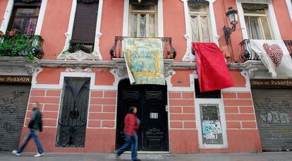Los balcones del barrio de Russafa en Valencia se han convertido en una galer&iacute;a de arte improvisada.