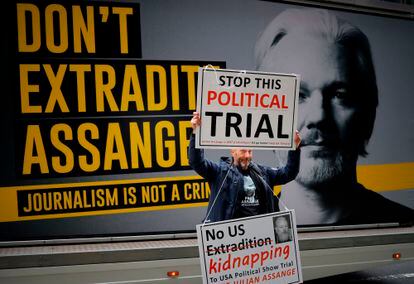 Un activista protesta frente al juzgado londinense de Old Bailey que dirime la audiencia de extradición de Julian Assange, el martes.