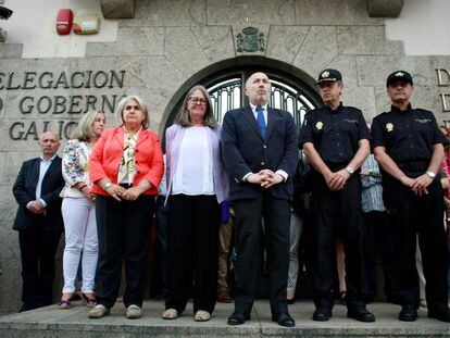 El delegado del Gobierno en Galicia, Javier Losada, preside la concentración de condena por el crimen machista de A Coruña.