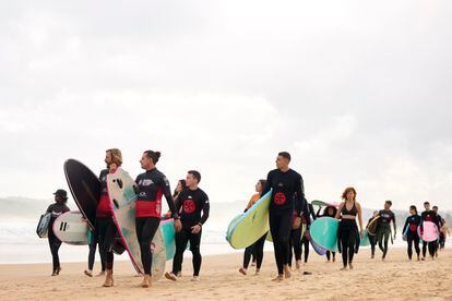 Varios surfistas en la playa en Somo, Cantabria, en agosto de 2023.