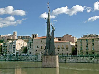 El monumento franquista  a la batalla del Ebro de Tortosa.