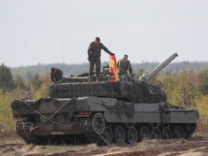 Militares españoles a bordo de un carro de combate Leopard, durante los ejercicios de la OTAN celebrados el pasado día 11 en la base de Adazi (Letonia).