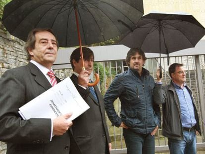 El alcalde de Gernika (Bizkaia), José María Gorroño  (EA), a la izquierda, tras declarar por orden de la Audiencia Naciona.
