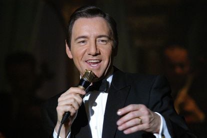 Fotograma de la pelícual' Beyond the sea' ('Más allá del mar', 2004)Kevin Spacey se puso delante y detrás de la cámara para trasladar a la pantalla la vida del crooner ítalo-americano Bobby Darin, el cantante que le llegó a hacer sombra al mismísimo Frank Sinatra y le dio al género nuevas energías en la década de los sesenta. Kevin Spacey demostró sus excelentes dotes vocales pero a cambio, quizás pesó demasiado su físico y sus 45 años para encarnar al intérprete de “Mack the Knife”.