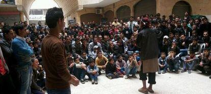 Un miembro del ISIS da una charla en una antigua escuela de ingenier&iacute;a en Racca. 