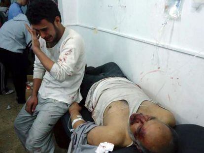 Un hombre llora la muerte de un familiar en Homs.