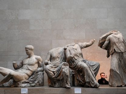 Un visitante del Museo Británico ante parte de los mármoles del Partenón el pasado 9 de enero en Londres.