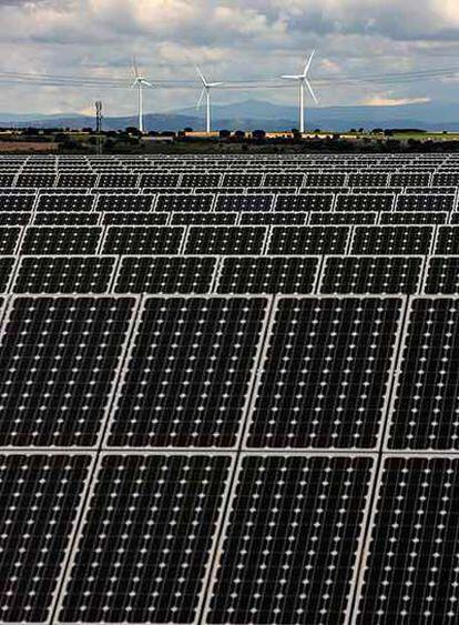 Paneles solares y molinos eólicos en la provincia de Soria.