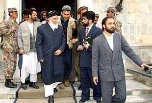 El presidente Rabbani (en el centro, con turbante) abandona el palacio presidencial de Kabul tras ofrecer una rueda de prensa.
