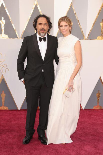 El director Alejandro Iñarritu, ganador de la estatuilla por El renacido, con su mujer Maria Eladia.