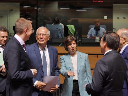 Josep Borrell, en el medio, junto a los responsables de Exteriores de Letonia, Edgars Rinkevics (izquierda en primer plano); de Francia, Catherine Colonna; de España, José Manuel Albares (de espaldas en primer plano) y de Chipre, Nikos Christodoulides (a la derecha) durante el encuentro de ministros de Asuntos Exteriores de la UE en Luxemburgo.