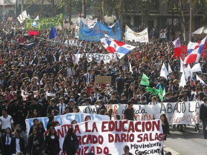 Estudiantes se manifiestan por su educación en Chile.