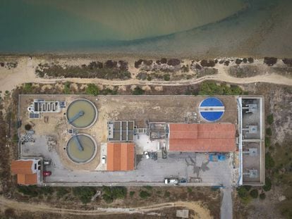 Vista aérea de la depuradora de Barbate (Cádiz) que, según la justicia europea, incumple la normativa comunitaria.