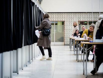 Los votantes en un colegio electoral durante las elecciones generales de Dinamarca, el 1 de noviembre de 2022.