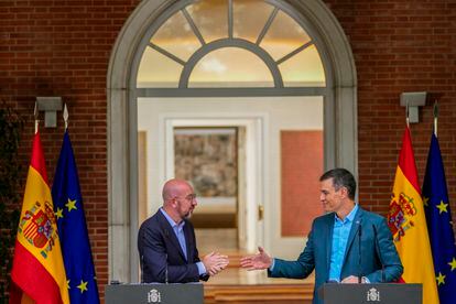 El presidente del Consejo Europeo, Charles Michel, junto al presidente del Gobierno, Pedro Sánchez, este domingo en La Moncloa.