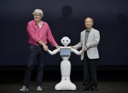 Los presidentes ejecutivos de SoftBank, Masayoshi Son (derecha), y de Aldebaran Robotics, Bruno Maisonnier, junto al robot .  