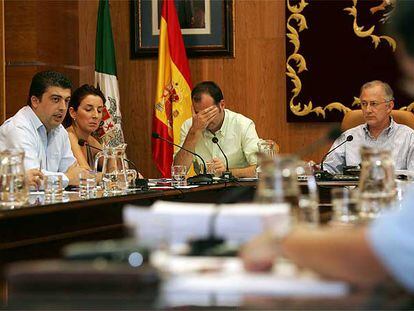 Gregorio Guerra, a la izquierda, y Juan Martín Serón, a la derecha, en el pleno de ayer en Alhaurín el Grande.