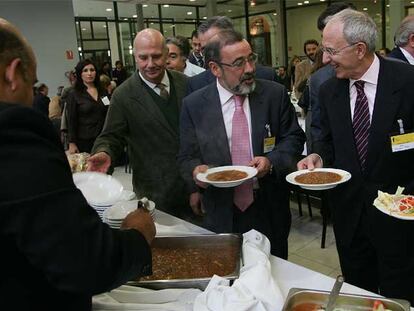 Los grandes patronos en la Casa de la Caridad