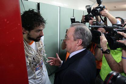 Florentino Perez habla con Llul al finalizar el partido