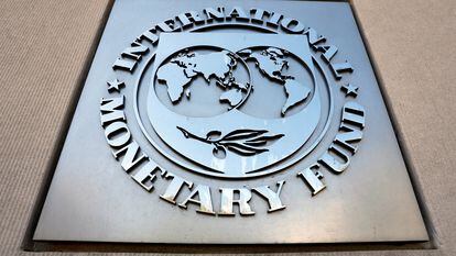 El logo del FMI, en la sede de la institución en Washington D.C. (EE UU), en una imagen de archivo.